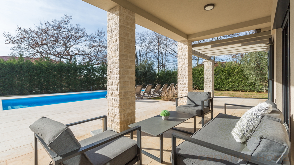Wundersch&ouml;ne mediterrane Villa mit Pool&comma; &uuml;berdachte Aussenk&uuml;che&comma; Carport in begehrter Lage mit Sonnenkolektoren