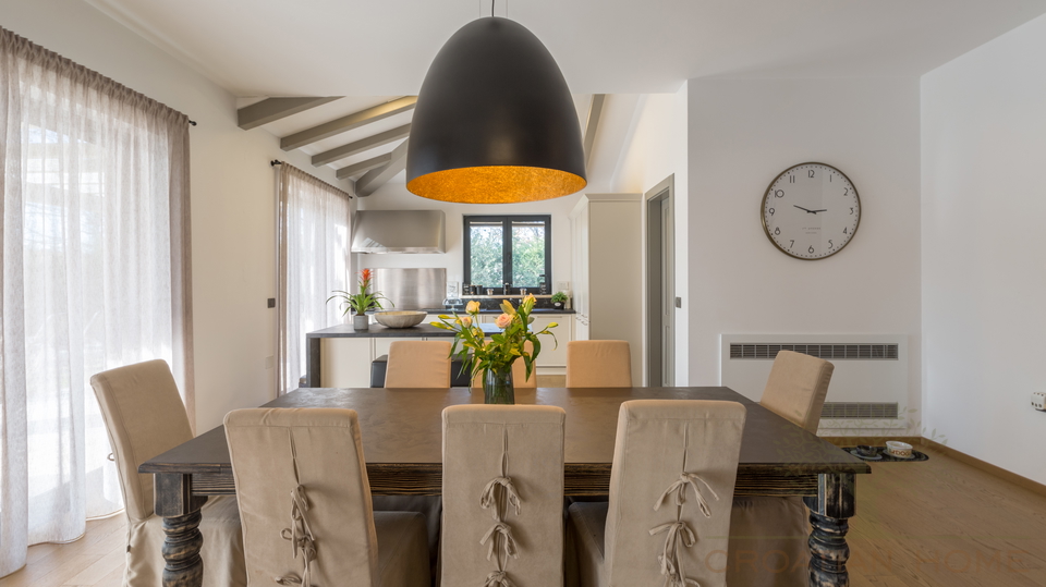 Wundersch&ouml;ne mediterrane Villa mit Pool&comma; &uuml;berdachte Aussenk&uuml;che&comma; Carport in begehrter Lage mit Sonnenkolektoren