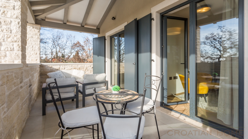 Wundersch&ouml;ne mediterrane Villa mit Pool&comma; &uuml;berdachte Aussenk&uuml;che&comma; Carport in begehrter Lage mit Sonnenkolektoren