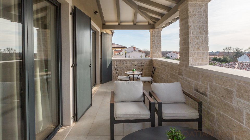 Wundersch&ouml;ne mediterrane Villa mit Pool&comma; &uuml;berdachte Aussenk&uuml;che&comma; Carport in begehrter Lage mit Sonnenkolektoren