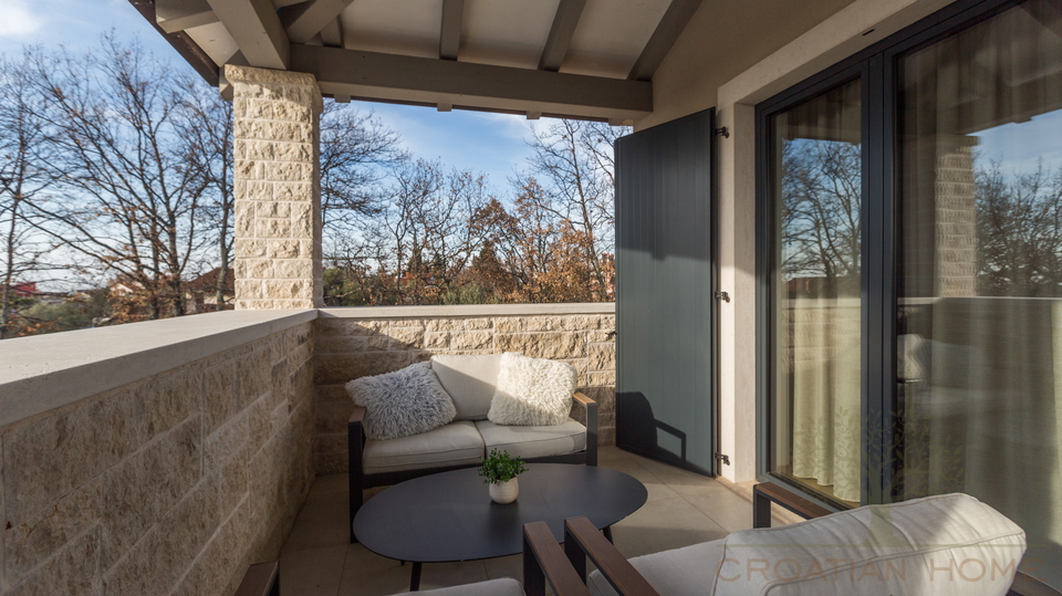 Wundersch&ouml;ne mediterrane Villa mit Pool&comma; &uuml;berdachte Aussenk&uuml;che&comma; Carport in begehrter Lage mit Sonnenkolektoren