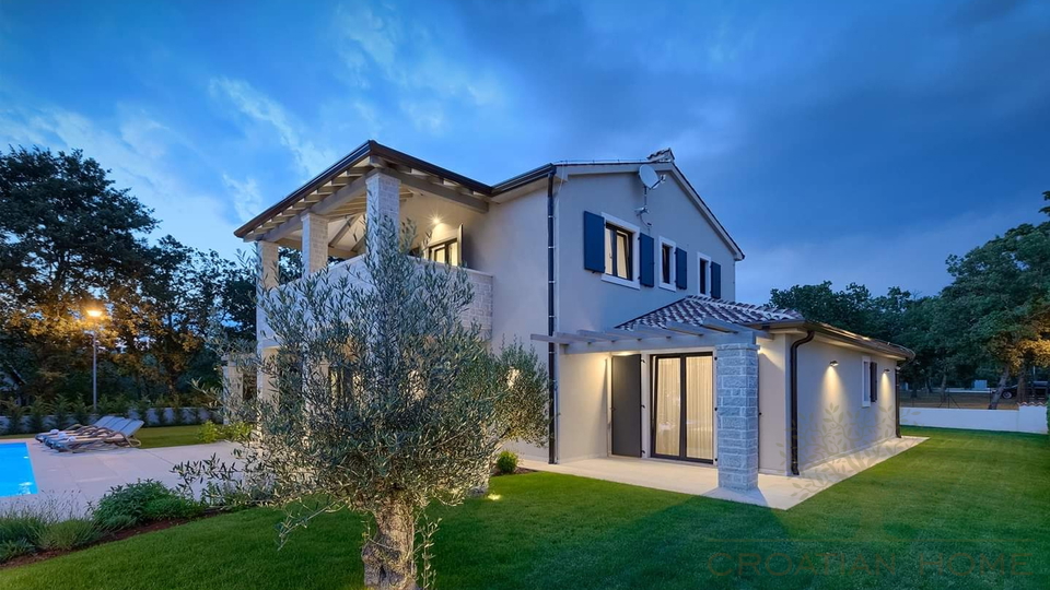 Wundersch&ouml;ne mediterrane Villa mit Pool&comma; &uuml;berdachte Aussenk&uuml;che&comma; Carport in begehrter Lage mit Sonnenkolektoren