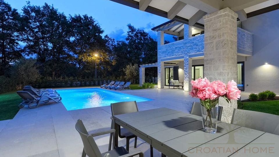 Wundersch&ouml;ne mediterrane Villa mit Pool&comma; &uuml;berdachte Aussenk&uuml;che&comma; Carport in begehrter Lage mit Sonnenkolektoren