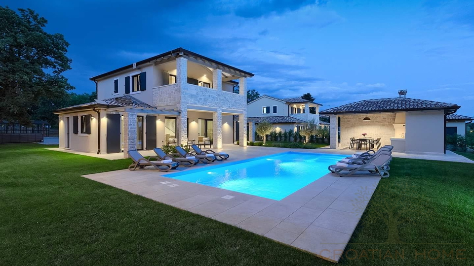Wundersch&ouml;ne mediterrane Villa mit Pool&comma; &uuml;berdachte Aussenk&uuml;che&comma; Carport in begehrter Lage mit Sonnenkolektoren