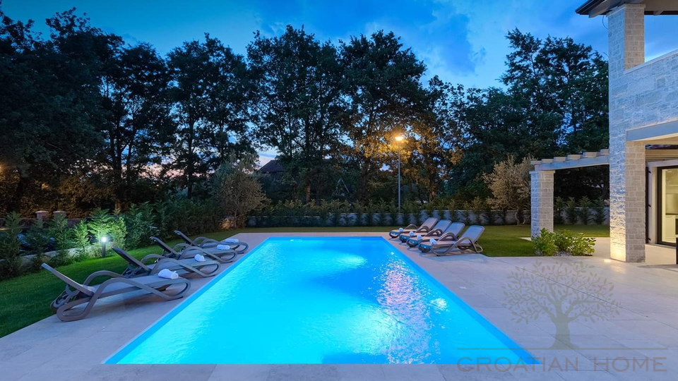 Wundersch&ouml;ne mediterrane Villa mit Pool&comma; &uuml;berdachte Aussenk&uuml;che&comma; Carport in begehrter Lage mit Sonnenkolektoren