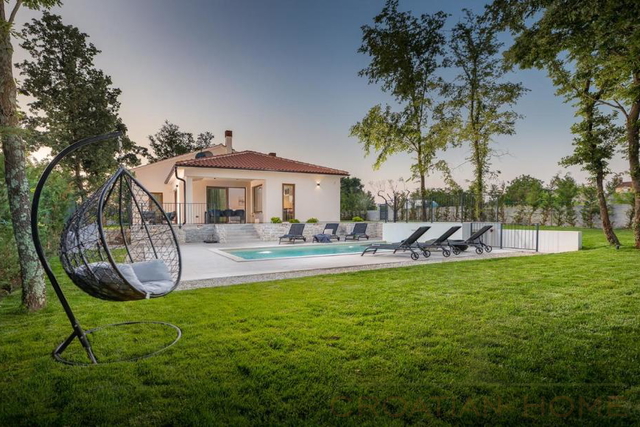 Eleganter Neubau Bungalow mit Pool - Ruhe, Privatsphäre und ganzjähriger Wohnkomfort