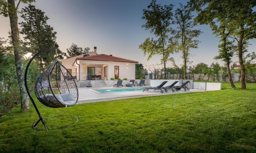 Eleganter Neubau Bungalow mit Pool - Ruhe, Privatsphäre und ganzjähriger Wohnkomfort