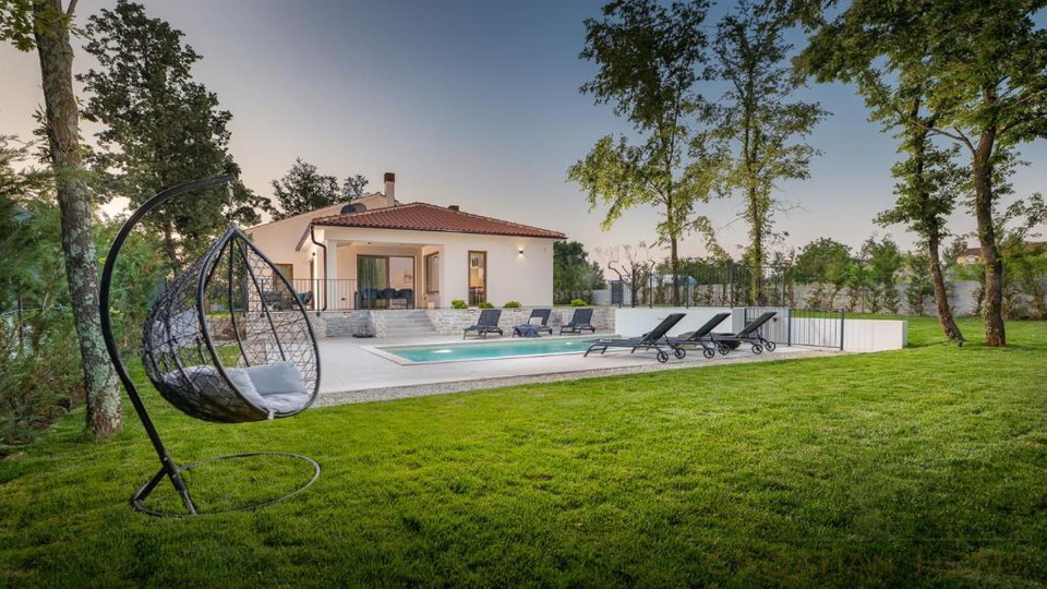 Eleganter Neubau Bungalow mit Pool - Ruhe&comma; Privatsph&auml;re und ganzj&auml;hriger Wohnkomfort