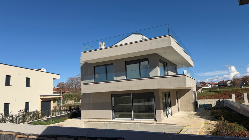 Villa mit beheiztem Pool in bester Lage nur 4000m zum Meer in ruhiger Siedlung bei Porec mit Meerblick