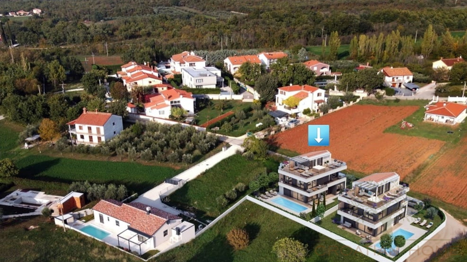 Villa mit beheiztem Pool in bester Lage nur 4000m zum Meer in ruhiger Siedlung bei Porec mit Meerblick