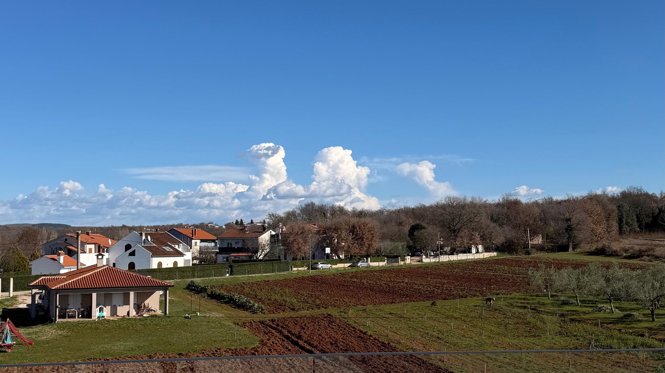 Villa mit beheiztem Pool in bester Lage nur 4000m zum Meer in ruhiger Siedlung bei Porec mit Meerblick