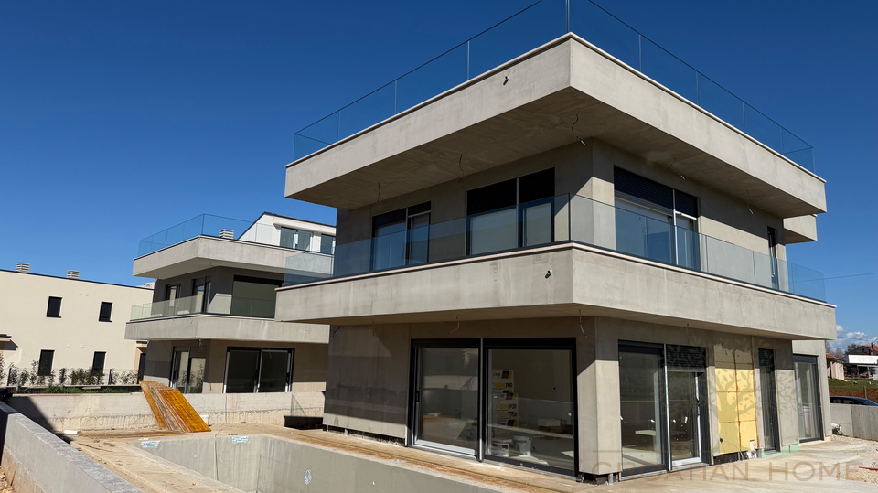 Villa mit beheiztem Pool in bester Lage nur 4000m zum Meer in ruhiger Siedlung bei Porec mit Meerblick
