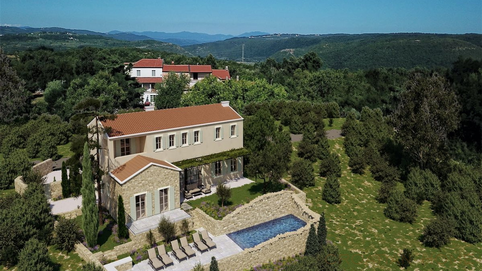 Mediterrane Luxusvilla mit Pool und atemberaubenden Blick in die Natur und ins Gr&uuml;ne
