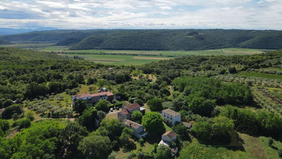 Mediterrane Luxusvilla mit Pool und atemberaubenden Blick in die Natur und ins Gr&uuml;ne