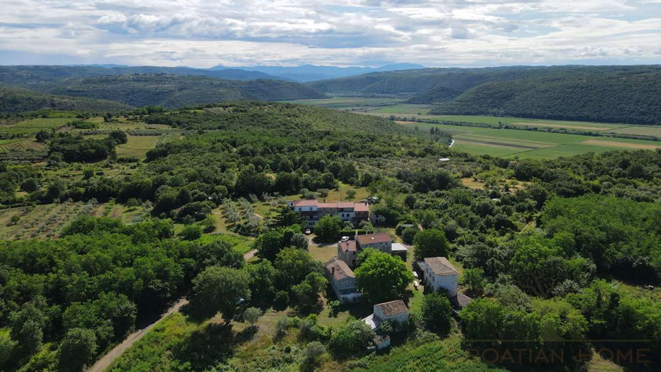 Mediterrane Luxusvilla mit Pool und atemberaubenden Blick in die Natur und ins Gr&uuml;ne