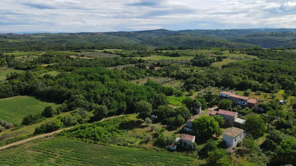 Mediterrane Luxusvilla mit Pool und atemberaubenden Blick in die Natur und ins Gr&uuml;ne