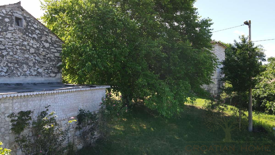 Mediterrane Luxusvilla mit Pool und atemberaubenden Blick in die Natur und ins Gr&uuml;ne