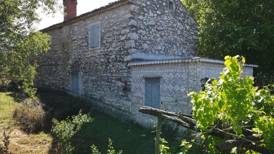 Mediterrane Luxusvilla mit Pool und atemberaubenden Blick in die Natur und ins Gr&uuml;ne