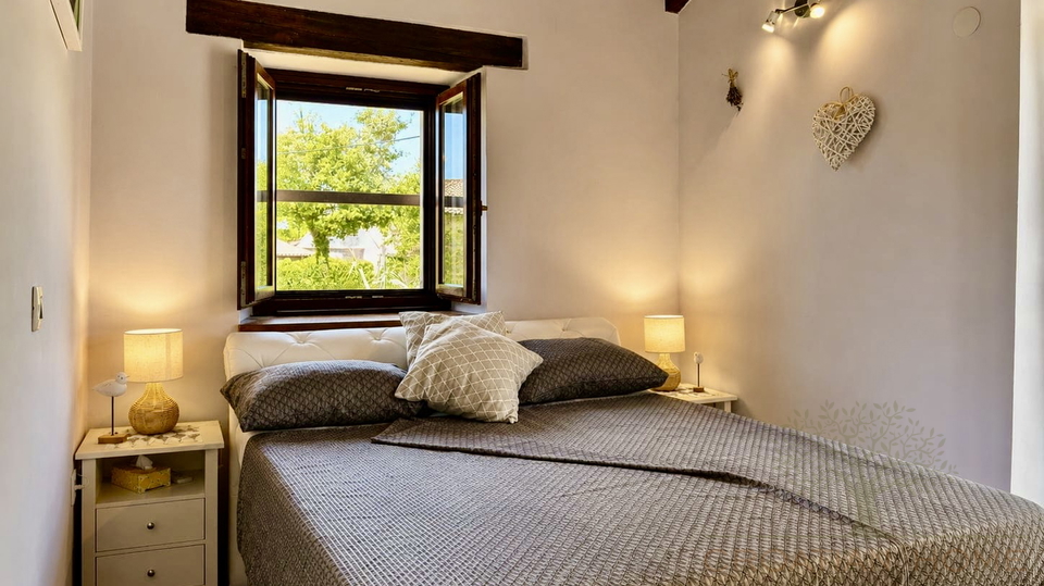 ISTRISCHES STEINHAUS MIT POOL UND GARTEN