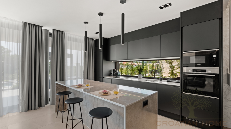 House&comma; 270 m2&comma; For Sale&comma; Pore&ccaron;