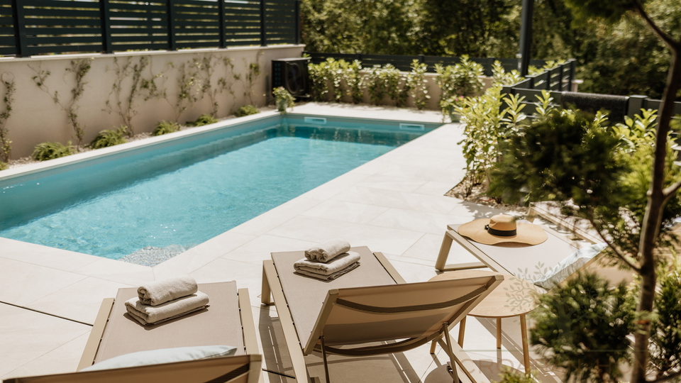 Medirrane Neubau Villa mit beheiztem Pool und nur 700 m vom Meer entfernt und Marina - Nettopreis 680&period;000 Euro&excl;