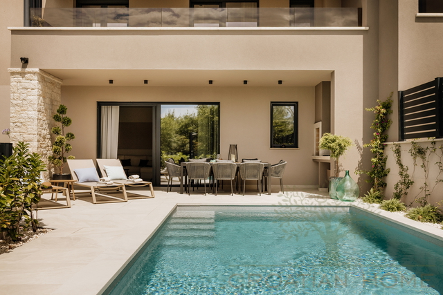 Medirrane Neubau Villa mit beheiztem Pool und nur 700 m vom Meer entfernt und Marina - Nettopreis 680.000 Euro!