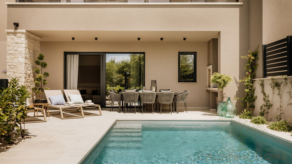 Medirrane Neubau Villa mit beheiztem Pool und nur 700 m vom Meer entfernt und Marina - Nettopreis 680&period;000 Euro&excl;