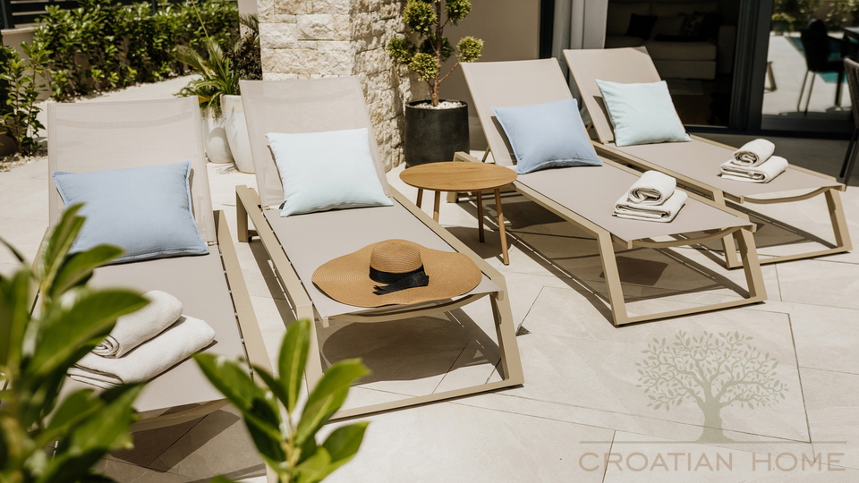 Medirrane Neubau Villa mit beheiztem Pool und nur 700 m vom Meer entfernt und Marina - Nettopreis 680&period;000 Euro&excl;