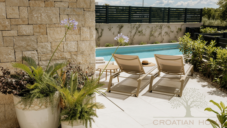 Medirrane Neubau Villa mit beheiztem Pool und nur 700 m vom Meer entfernt und Marina - Nettopreis 680&period;000 Euro&excl;