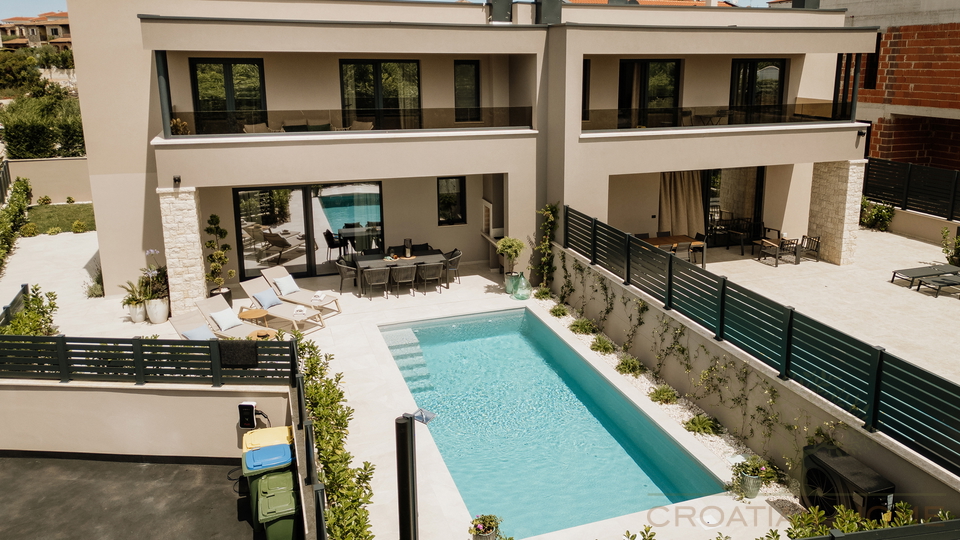 Medirrane Neubau Villa mit beheiztem Pool und nur 700 m vom Meer entfernt und Marina - Nettopreis 680&period;000 Euro&excl;