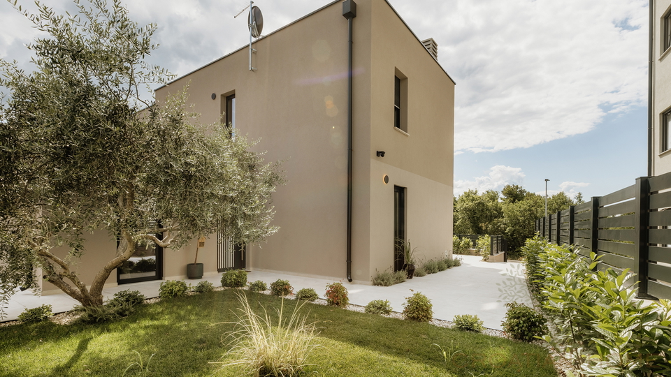 Medirrane Neubau Villa mit beheiztem Pool und nur 700 m vom Meer entfernt und Marina - Nettopreis 680&period;000 Euro&excl;