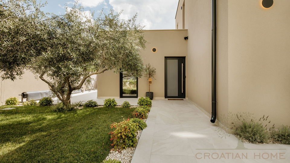 Medirrane Neubau Villa mit beheiztem Pool und nur 700 m vom Meer entfernt und Marina - Nettopreis 680&period;000 Euro&excl;