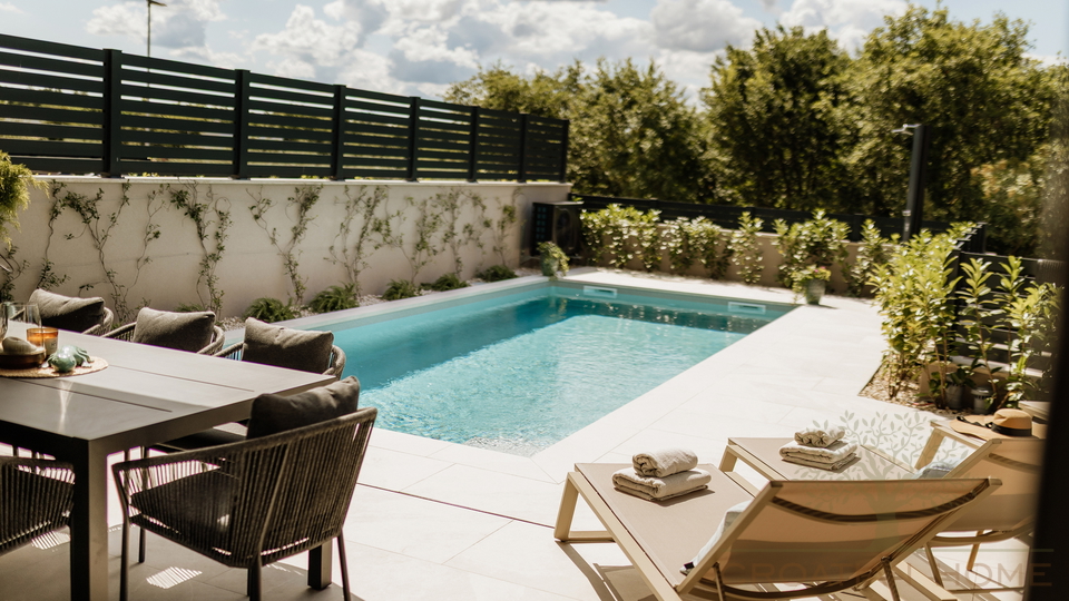 Medirrane Neubau Villa mit beheiztem Pool und nur 700 m vom Meer entfernt und Marina - Nettopreis 680&period;000 Euro&excl;