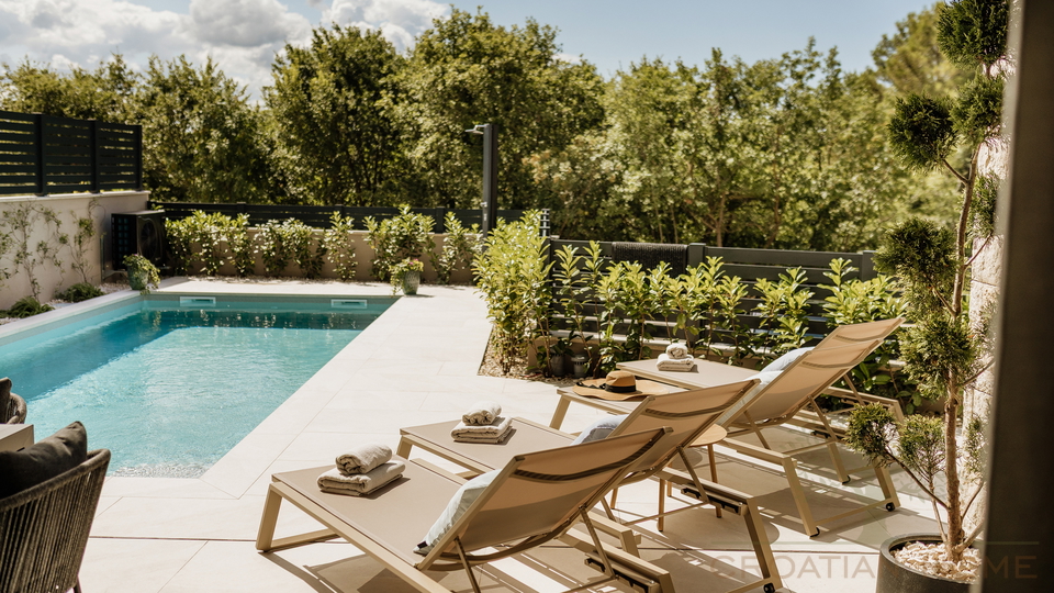 Medirrane Neubau Villa mit beheiztem Pool und nur 700 m vom Meer entfernt und Marina - Nettopreis 680&period;000 Euro&excl;