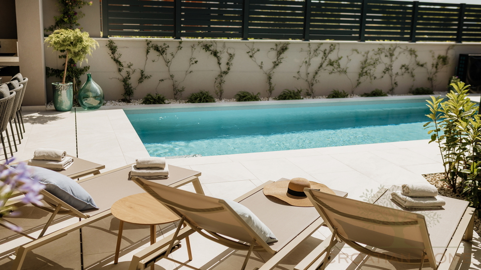 Medirrane Neubau Villa mit beheiztem Pool und nur 700 m vom Meer entfernt und Marina - Nettopreis 680&period;000 Euro&excl;