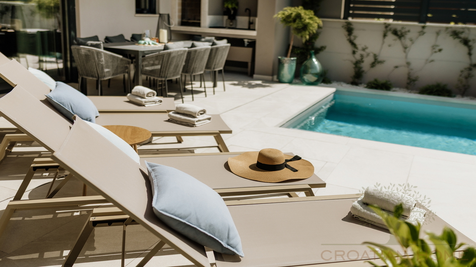 Medirrane Neubau Villa mit beheiztem Pool und nur 700 m vom Meer entfernt und Marina - Nettopreis 680&period;000 Euro&excl;
