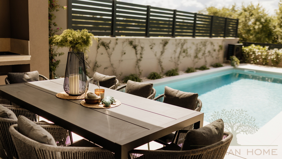 Medirrane Neubau Villa mit beheiztem Pool und nur 700 m vom Meer entfernt und Marina - Nettopreis 680&period;000 Euro&excl;