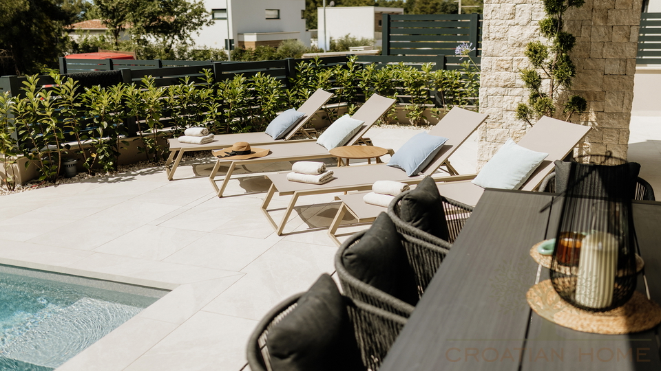 Medirrane Neubau Villa mit beheiztem Pool und nur 700 m vom Meer entfernt und Marina - Nettopreis 680&period;000 Euro&excl;