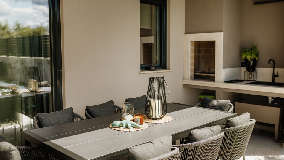 Medirrane Neubau Villa mit beheiztem Pool und nur 700 m vom Meer entfernt und Marina - Nettopreis 680&period;000 Euro&excl;