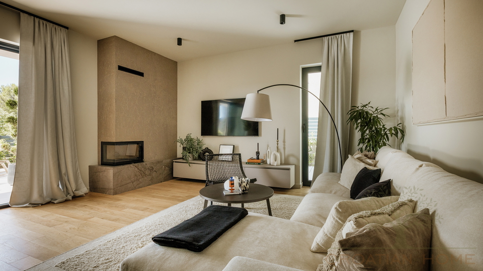 Medirrane Neubau Villa mit beheiztem Pool und nur 700 m vom Meer entfernt und Marina - Nettopreis 680&period;000 Euro&excl;