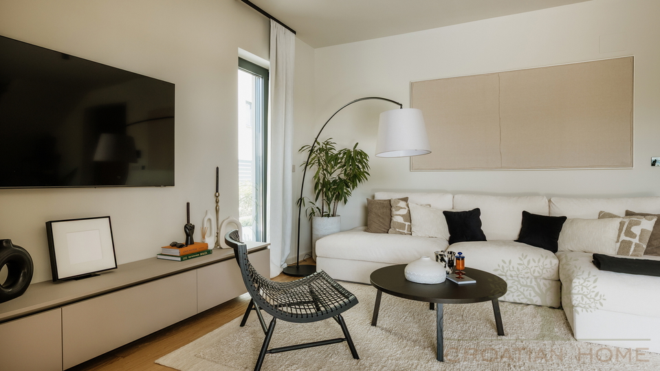 Medirrane Neubau Villa mit beheiztem Pool und nur 700 m vom Meer entfernt und Marina - Nettopreis 680&period;000 Euro&excl;