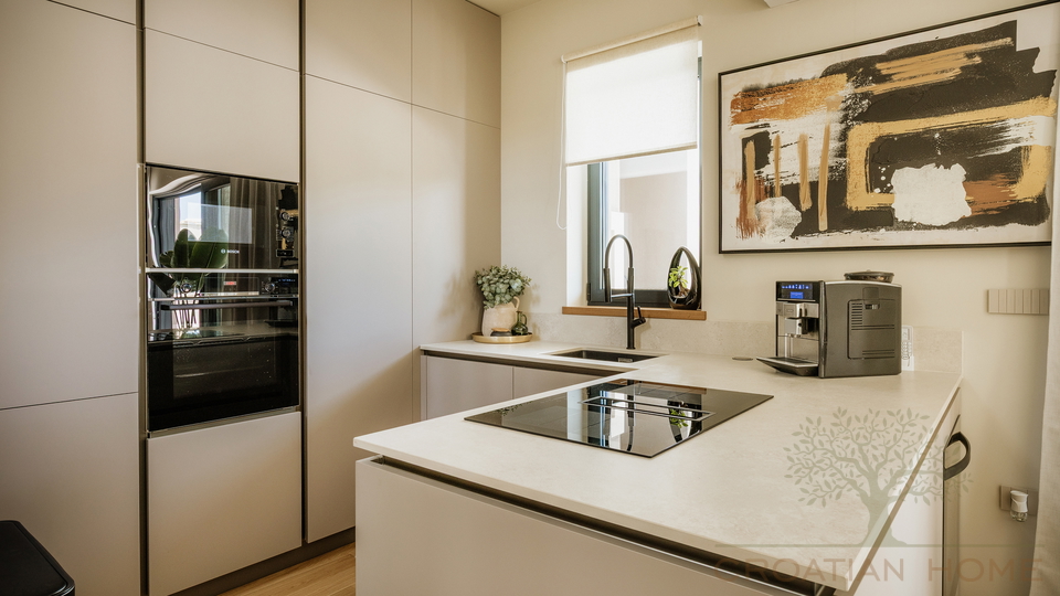 Medirrane Neubau Villa mit beheiztem Pool und nur 700 m vom Meer entfernt und Marina - Nettopreis 680&period;000 Euro&excl;