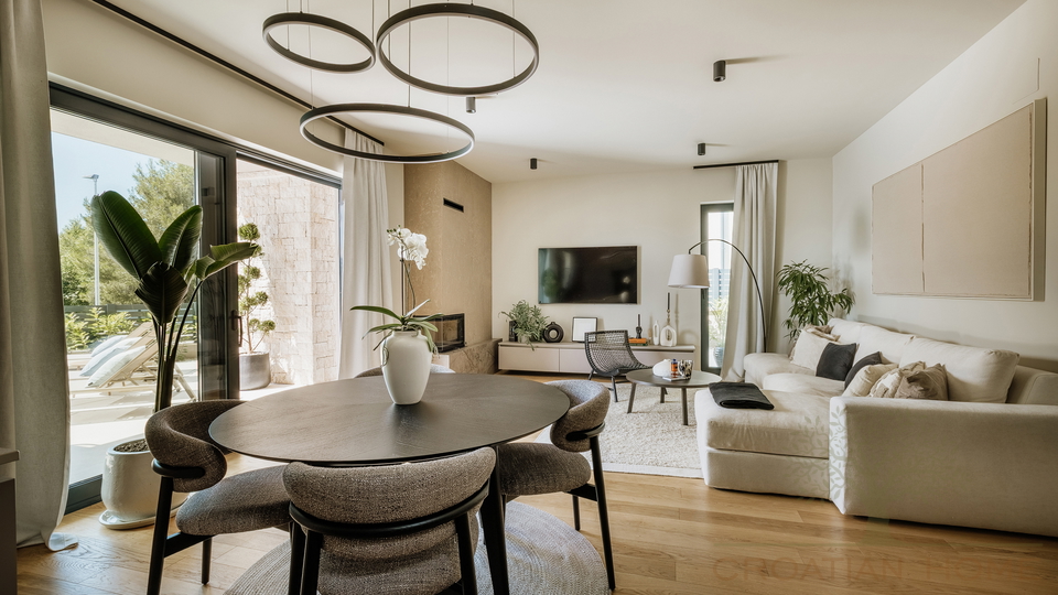 Medirrane Neubau Villa mit beheiztem Pool und nur 700 m vom Meer entfernt und Marina - Nettopreis 680&period;000 Euro&excl;