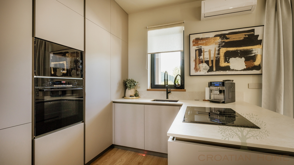 Medirrane Neubau Villa mit beheiztem Pool und nur 700 m vom Meer entfernt und Marina - Nettopreis 680&period;000 Euro&excl;