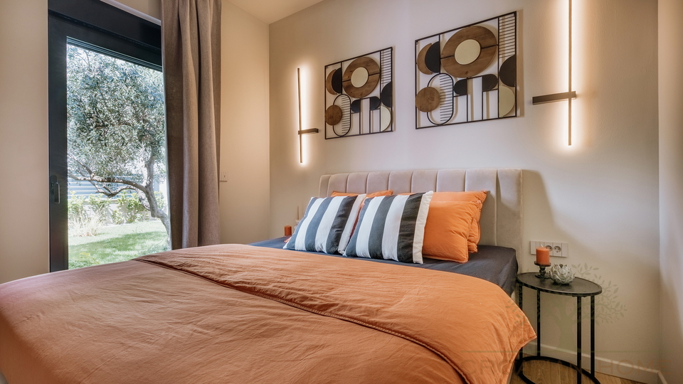 Medirrane Neubau Villa mit beheiztem Pool und nur 700 m vom Meer entfernt und Marina - Nettopreis 680&period;000 Euro&excl;
