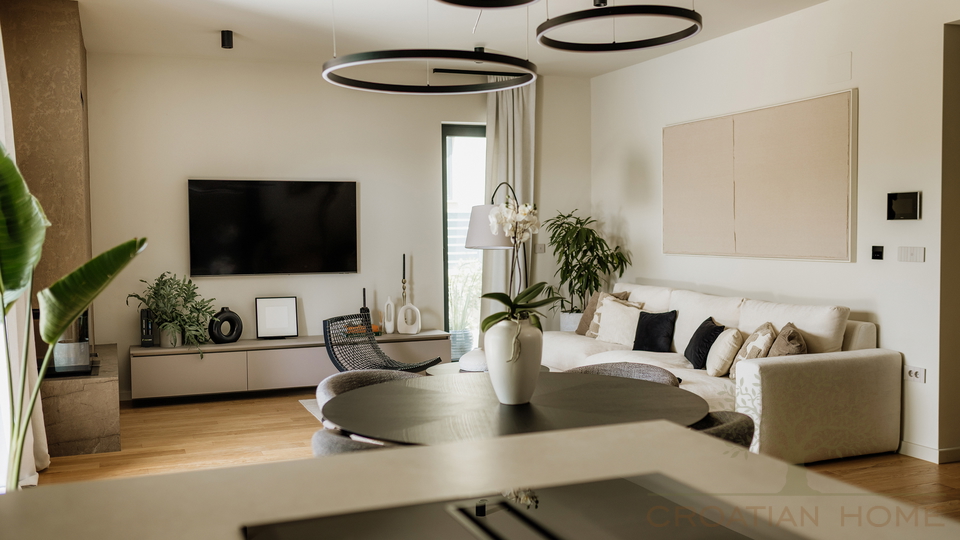 Medirrane Neubau Villa mit beheiztem Pool und nur 700 m vom Meer entfernt und Marina - Nettopreis 680&period;000 Euro&excl;
