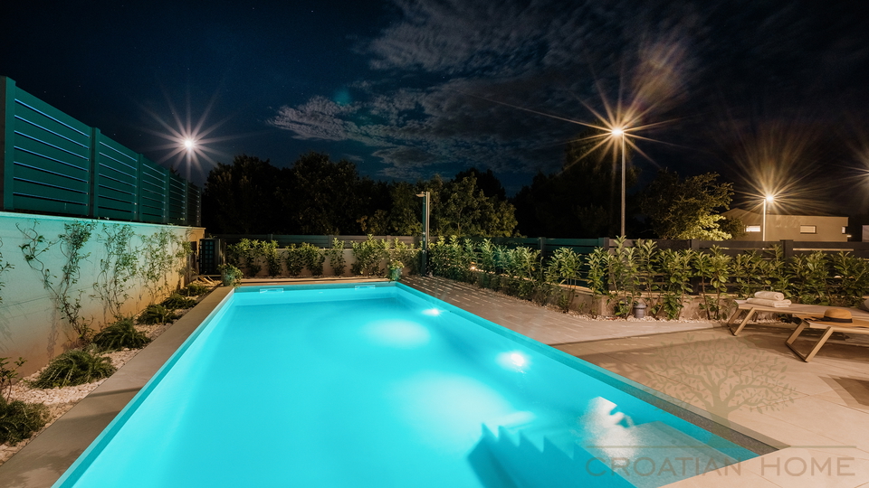 Medirrane Neubau Villa mit beheiztem Pool und nur 700 m vom Meer entfernt und Marina - Nettopreis 680&period;000 Euro&excl;