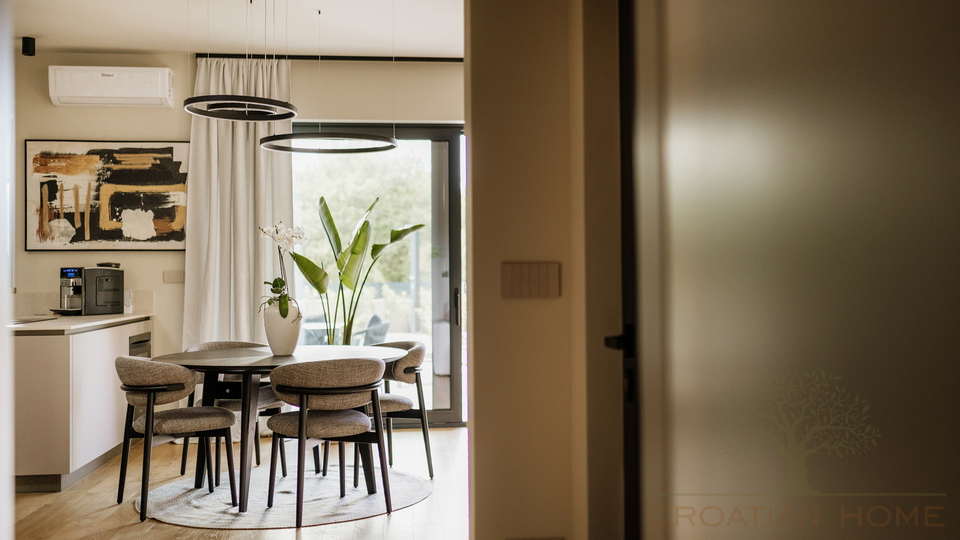 Medirrane Neubau Villa mit beheiztem Pool und nur 700 m vom Meer entfernt und Marina - Nettopreis 680&period;000 Euro&excl;