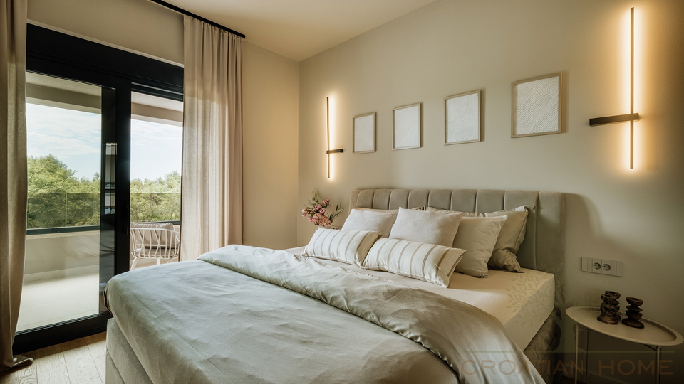 Medirrane Neubau Villa mit beheiztem Pool und nur 700 m vom Meer entfernt und Marina - Nettopreis 680&period;000 Euro&excl;