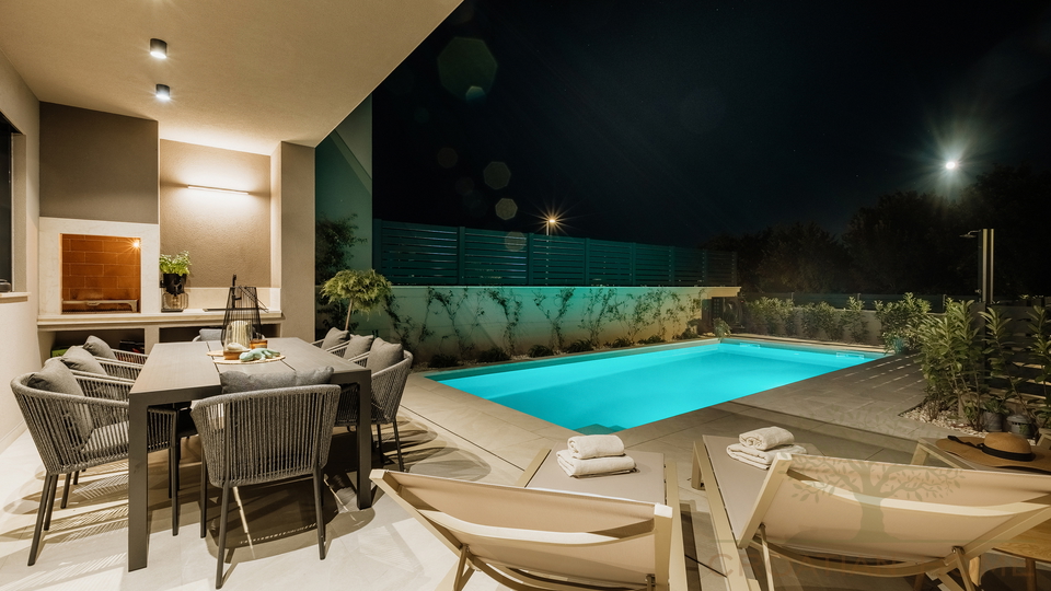 Medirrane Neubau Villa mit beheiztem Pool und nur 700 m vom Meer entfernt und Marina - Nettopreis 680&period;000 Euro&excl;